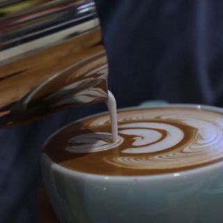 全自动多列式咖啡灌装机-咖啡拉花中打奶与流放角度问题？